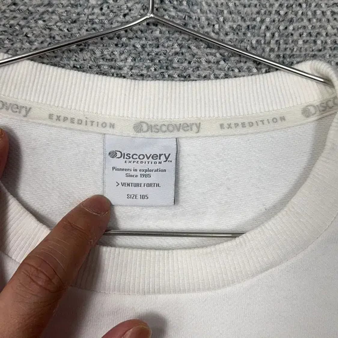 디스커버리 프린팅 화이트 맨투맨 105 상품이미지3