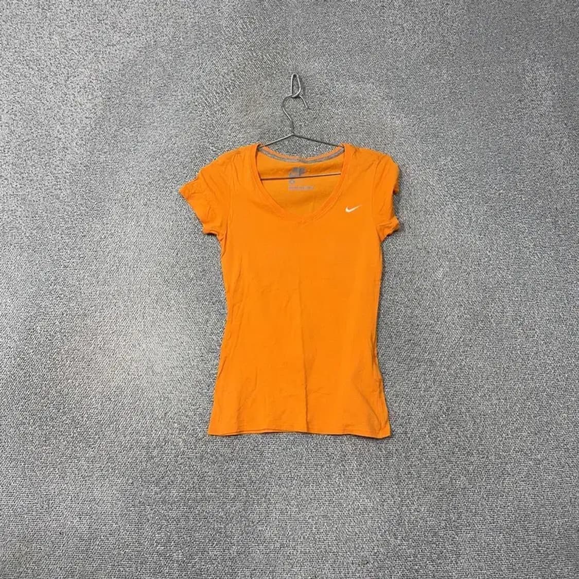 나이키 오렌지 로고 여성 브이넥 반팔티 S 상품이미지1