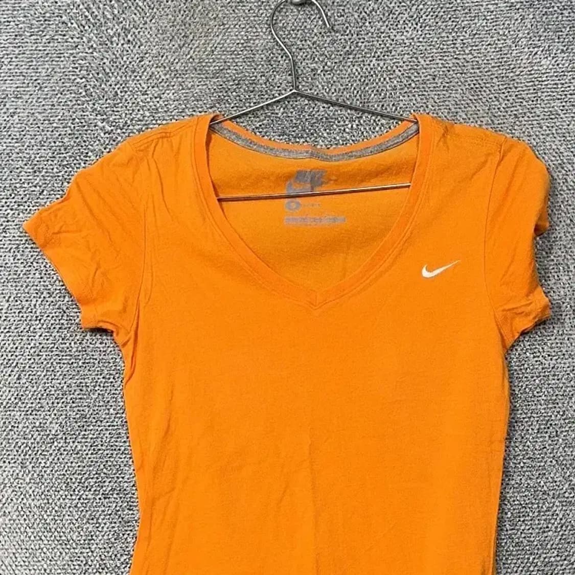 나이키 오렌지 로고 여성 브이넥 반팔티 S 상품이미지3