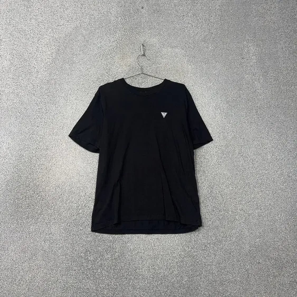 게스 심플 로고 블랙 반팔 티 100(L) 상품이미지1