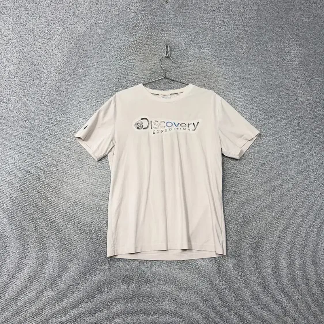 디스커버리 로고 프린팅 베이지 반팔 티 100 상품이미지1