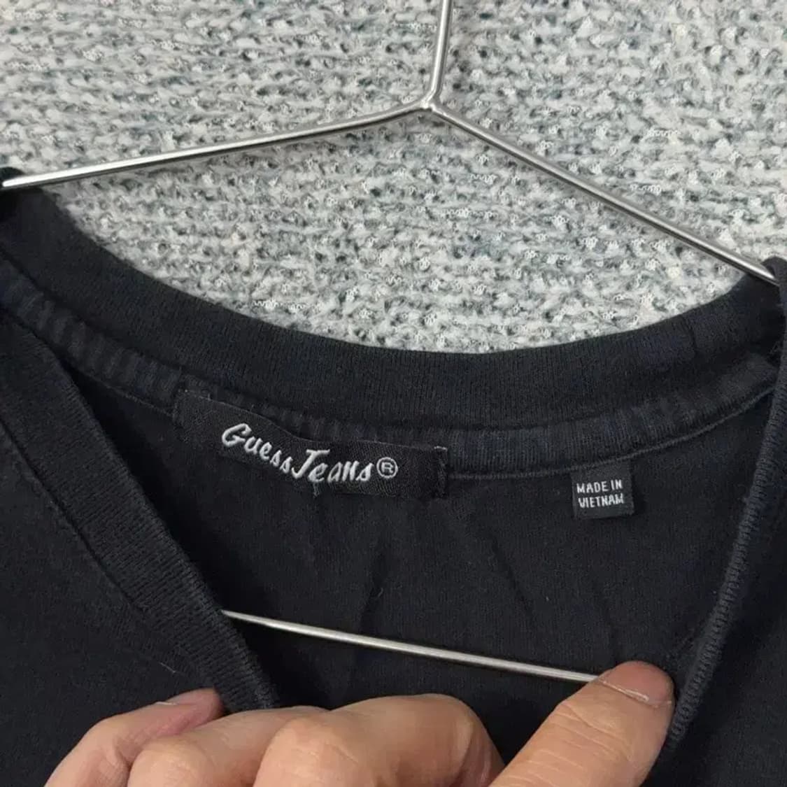 게스 삼각로고 프린팅 블랙 여성 반팔 티 S 상품이미지3