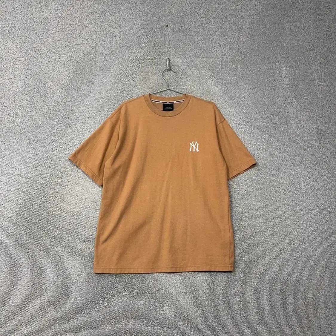 MLB 뉴욕양키즈 로고 카멜 오버핏 반팔티 95 상품이미지1