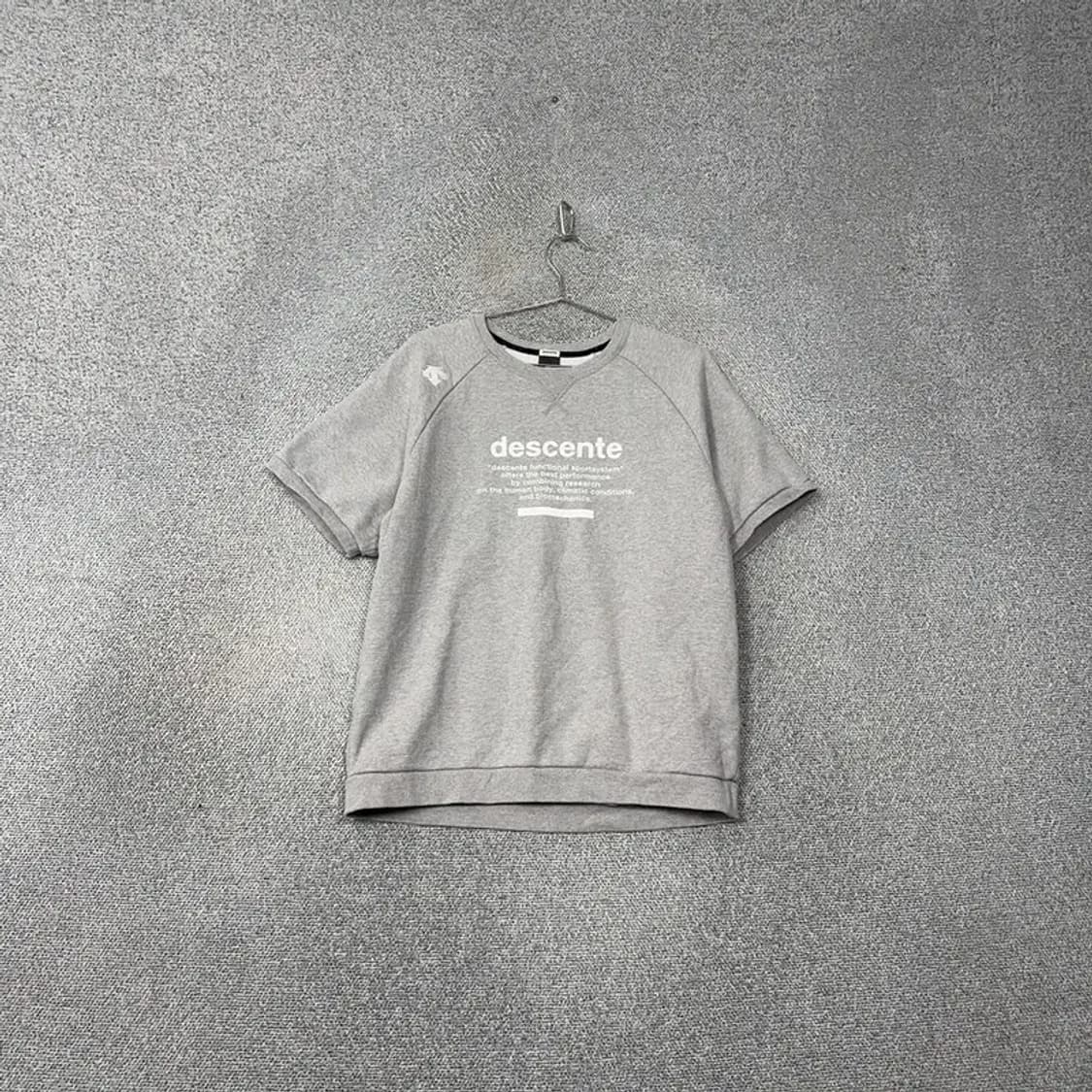 데상트 로고 프린팅 라이트 그레이 맨투맨 반팔 L 상품이미지1