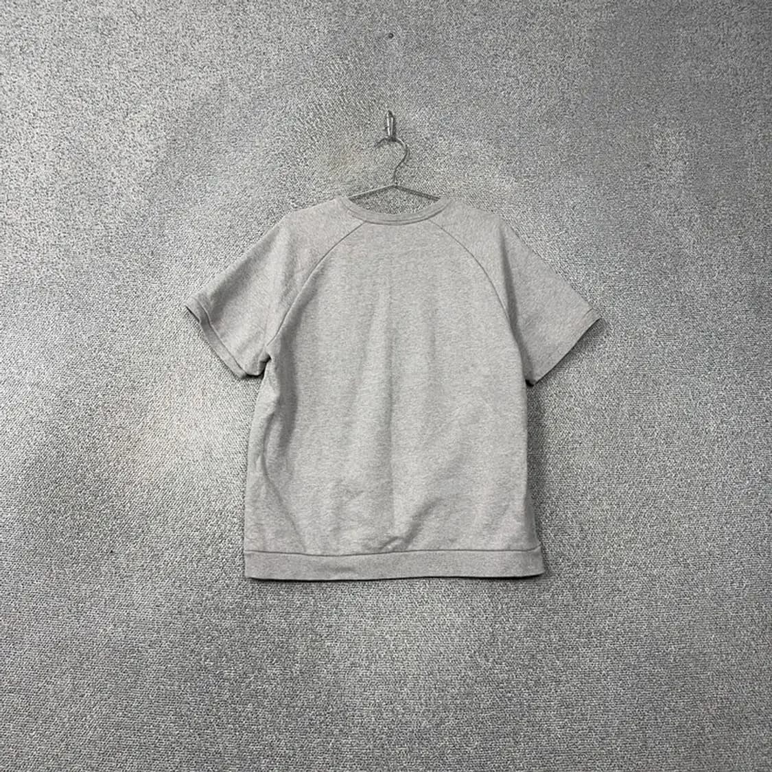 데상트 로고 프린팅 라이트 그레이 맨투맨 반팔 L 상품이미지2