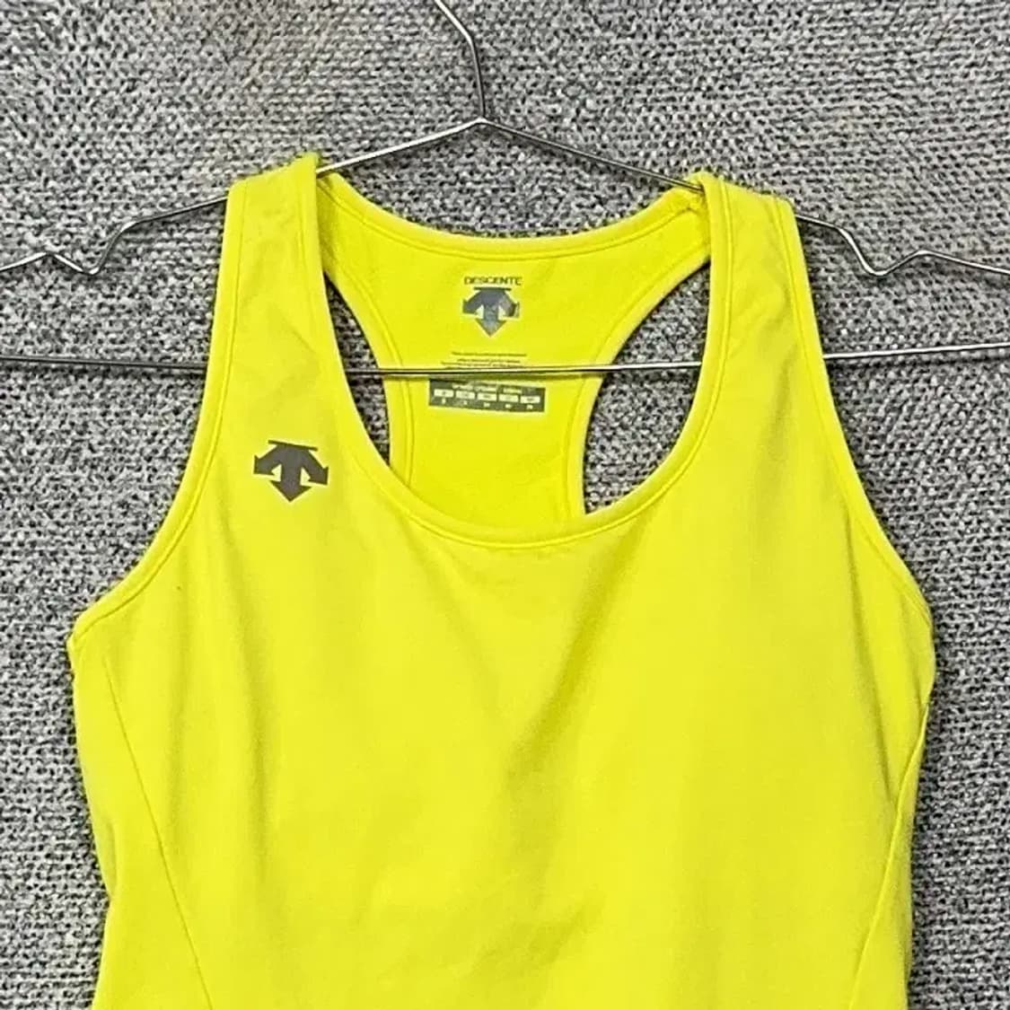 데상트 로고 형광 옐로우 기능성 민소매 나시 S 상품이미지3