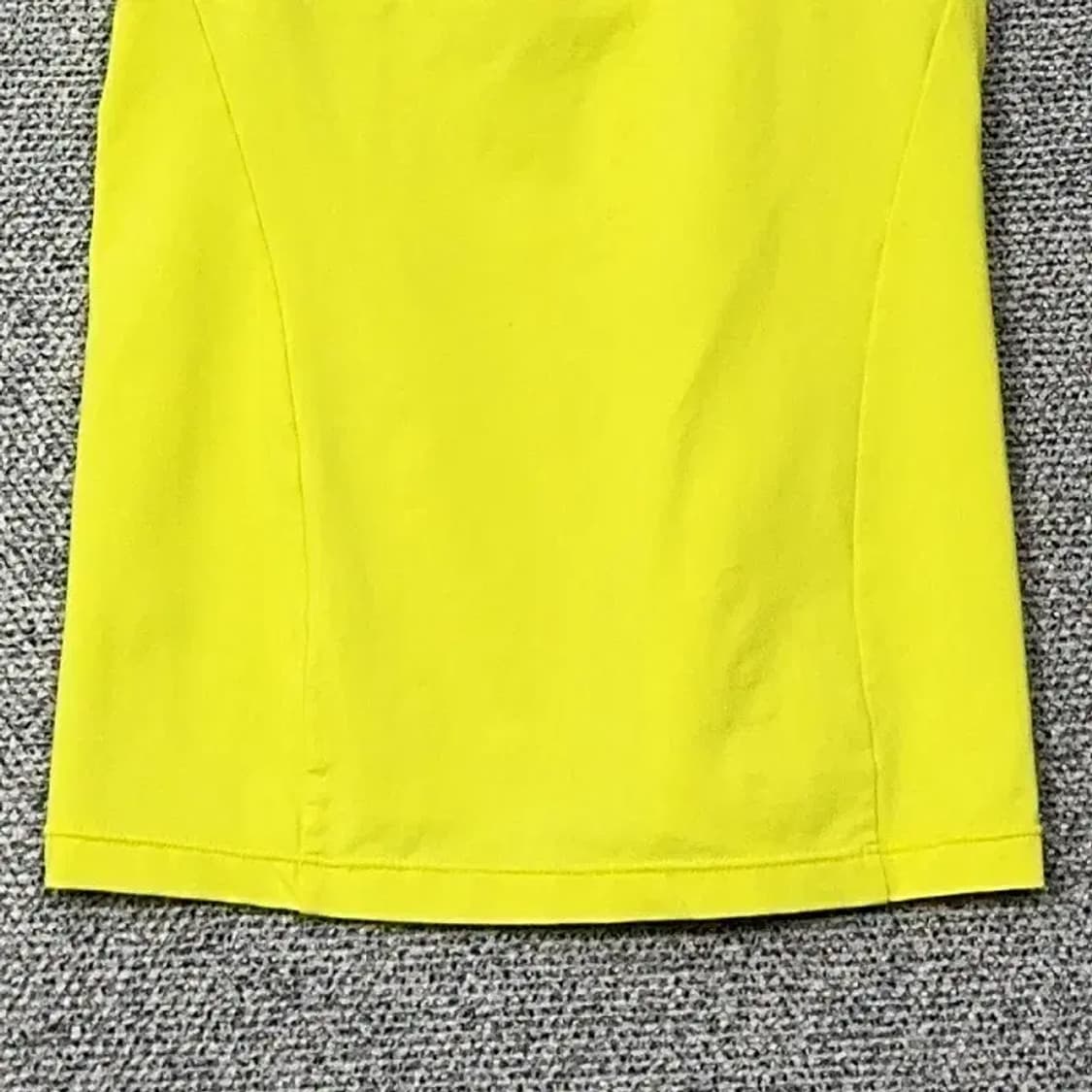 데상트 로고 형광 옐로우 기능성 민소매 나시 S 상품이미지4