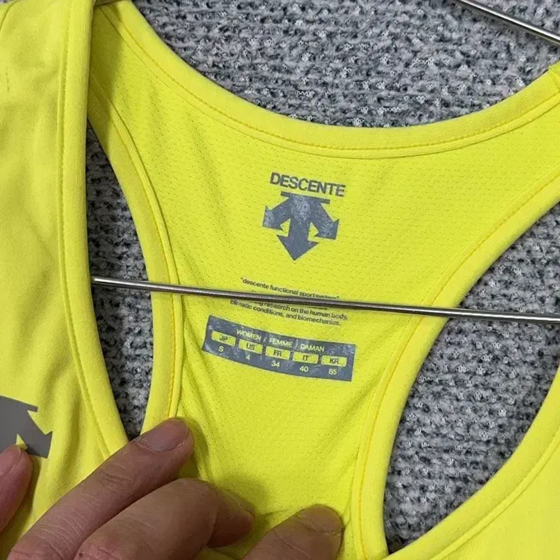 데상트 로고 형광 옐로우 기능성 민소매 나시 S 상품이미지5