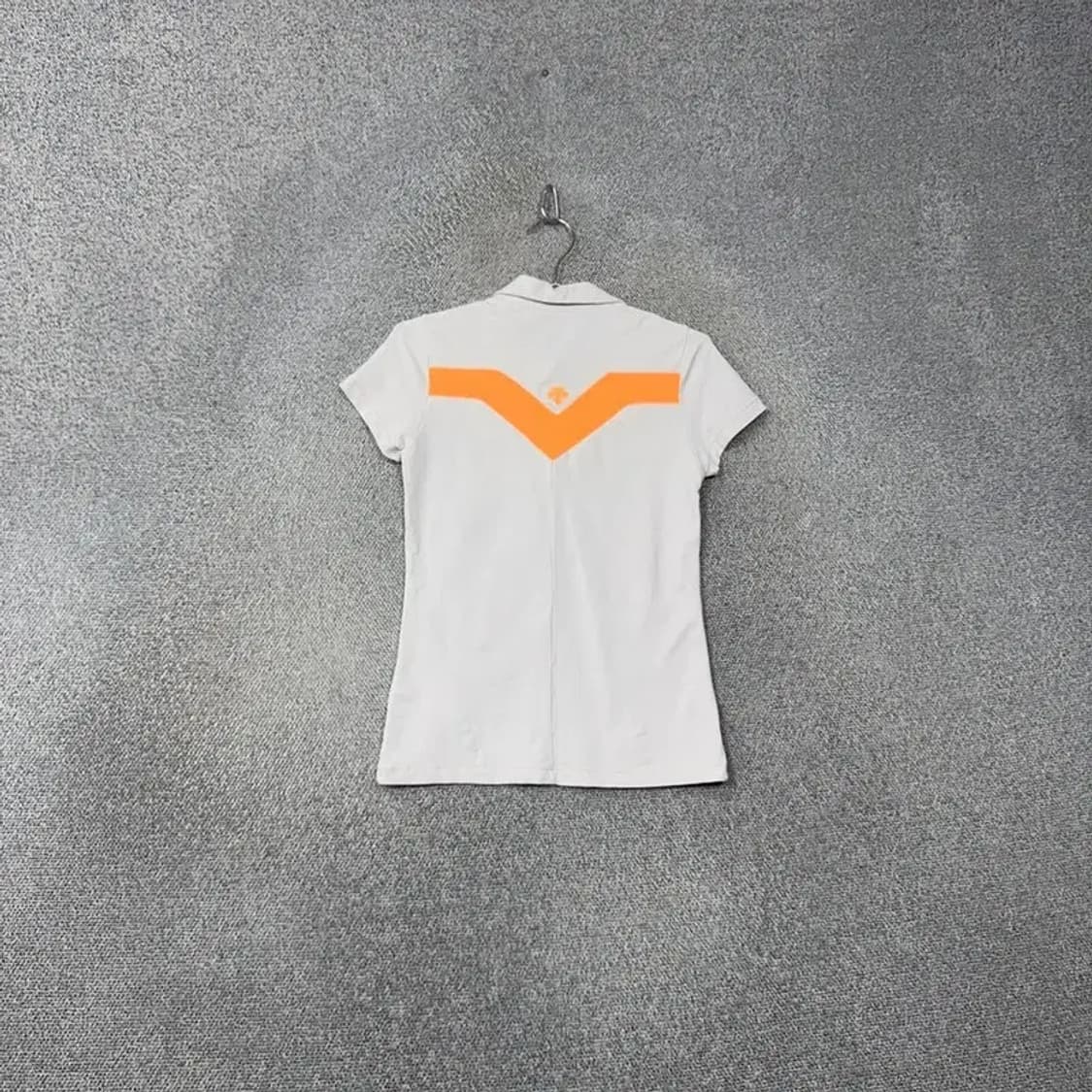 데상트 로고 여성 기능성 운동 반팔 카라티 M 상품이미지2