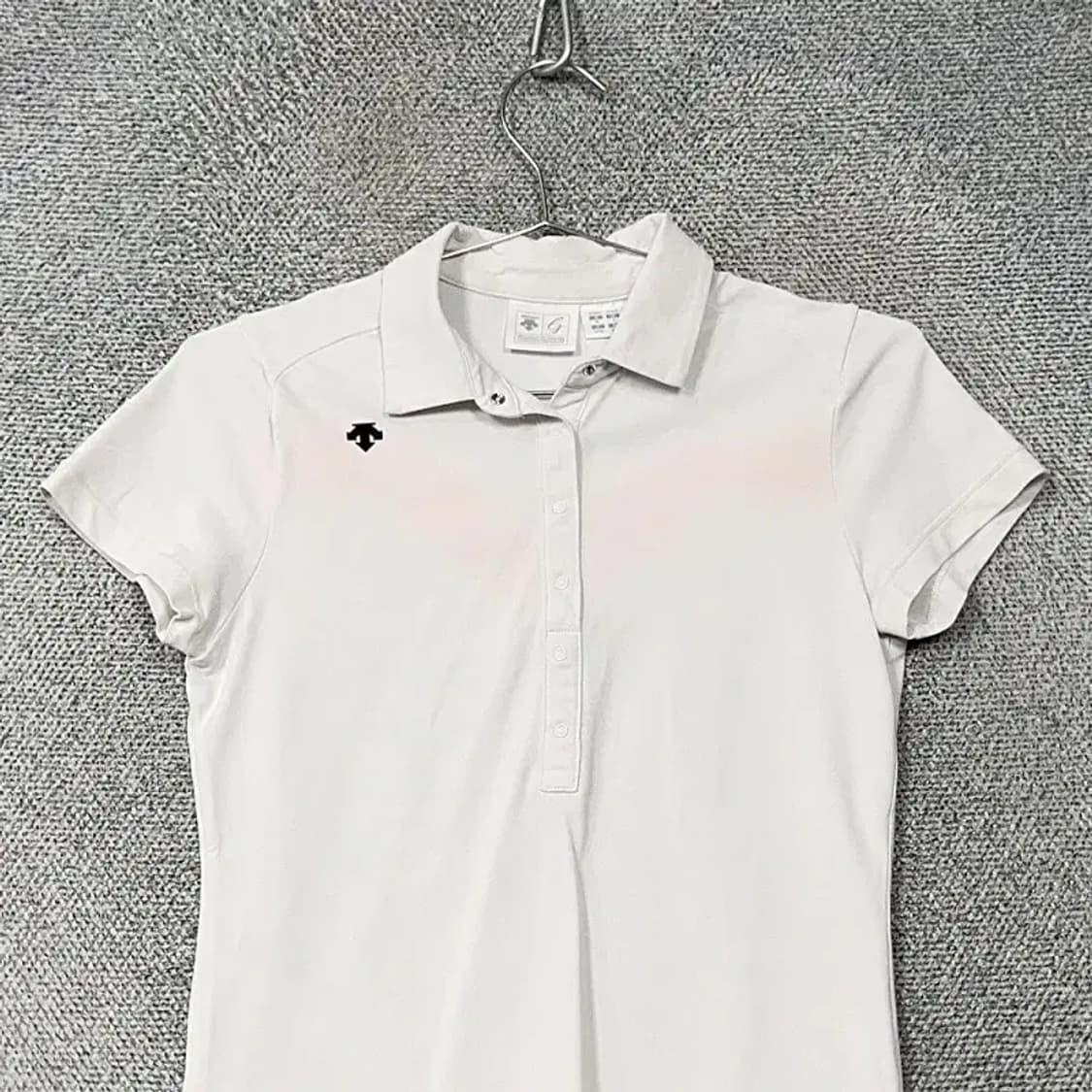 데상트 로고 여성 기능성 운동 반팔 카라티 M 상품이미지3