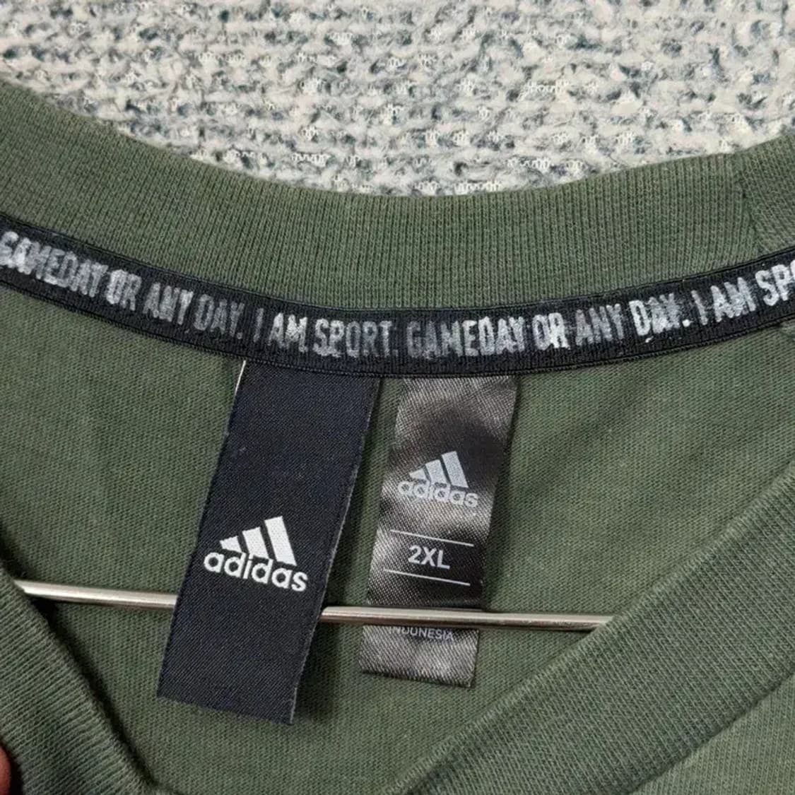 아디다스 센터 로고 남성 카키 반팔티 2XL 상품이미지3