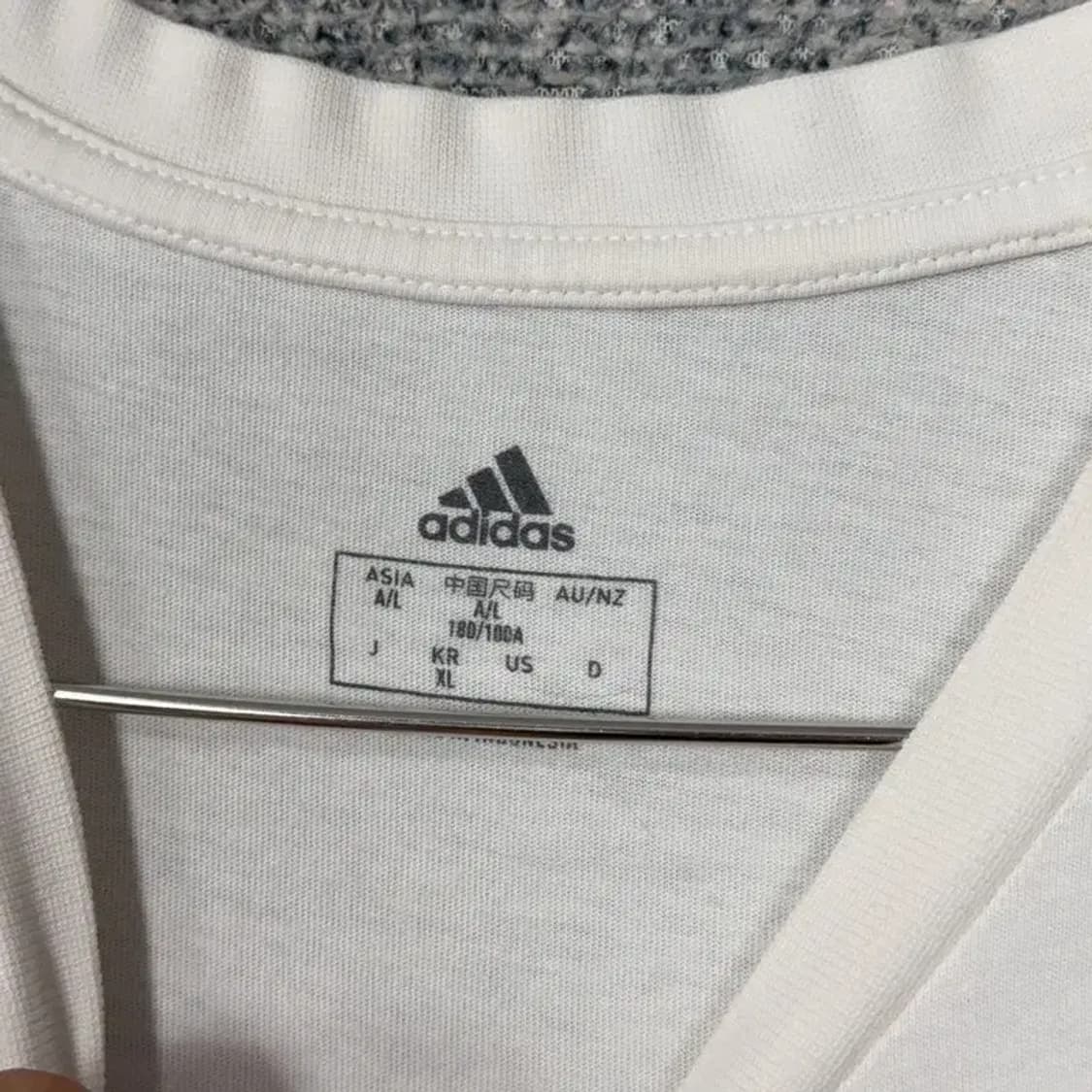 아디다스 프린팅 빅로고 화이트 반팔 티 XL 상품이미지3