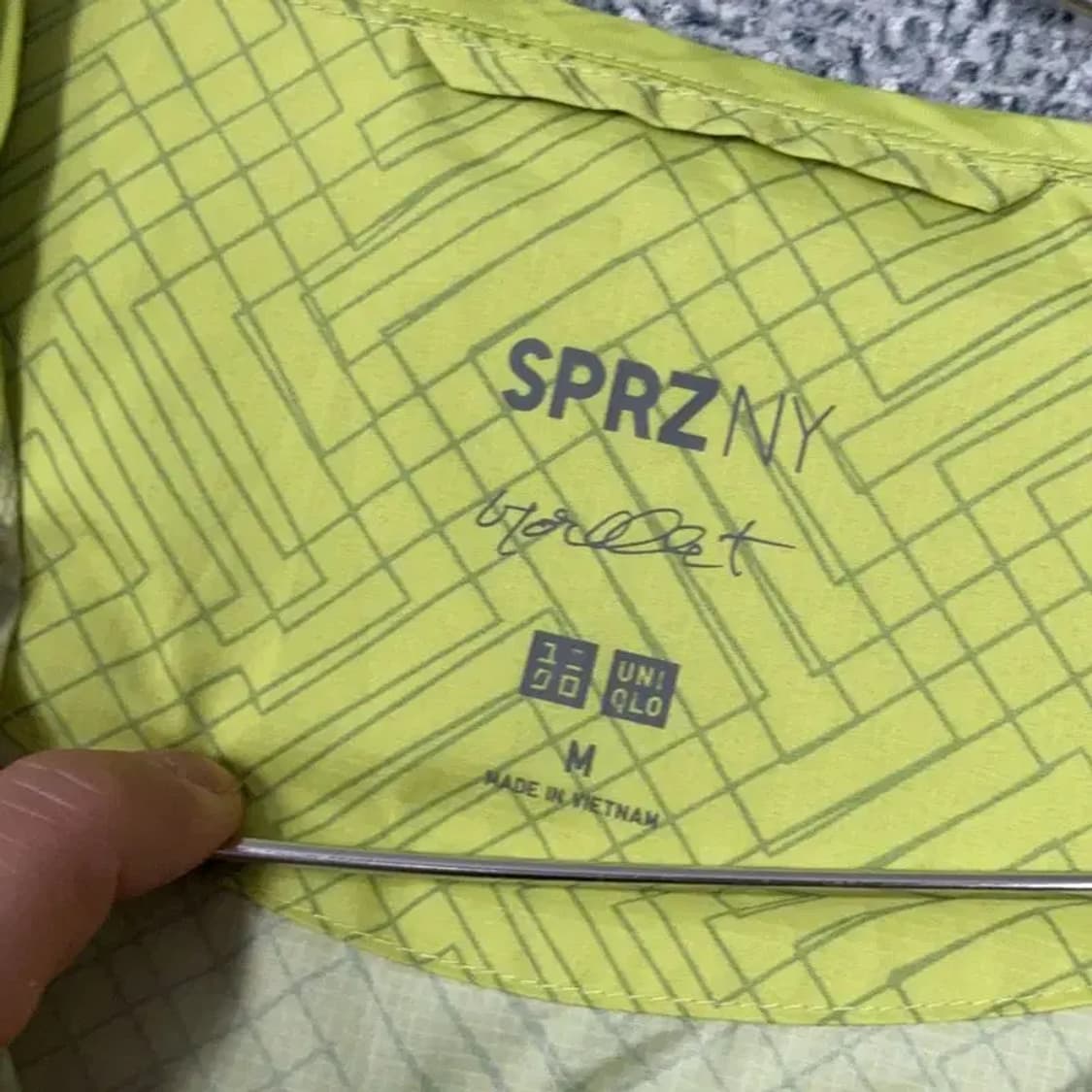 유니클로 형광 기능성 바람막이 M 상품이미지3