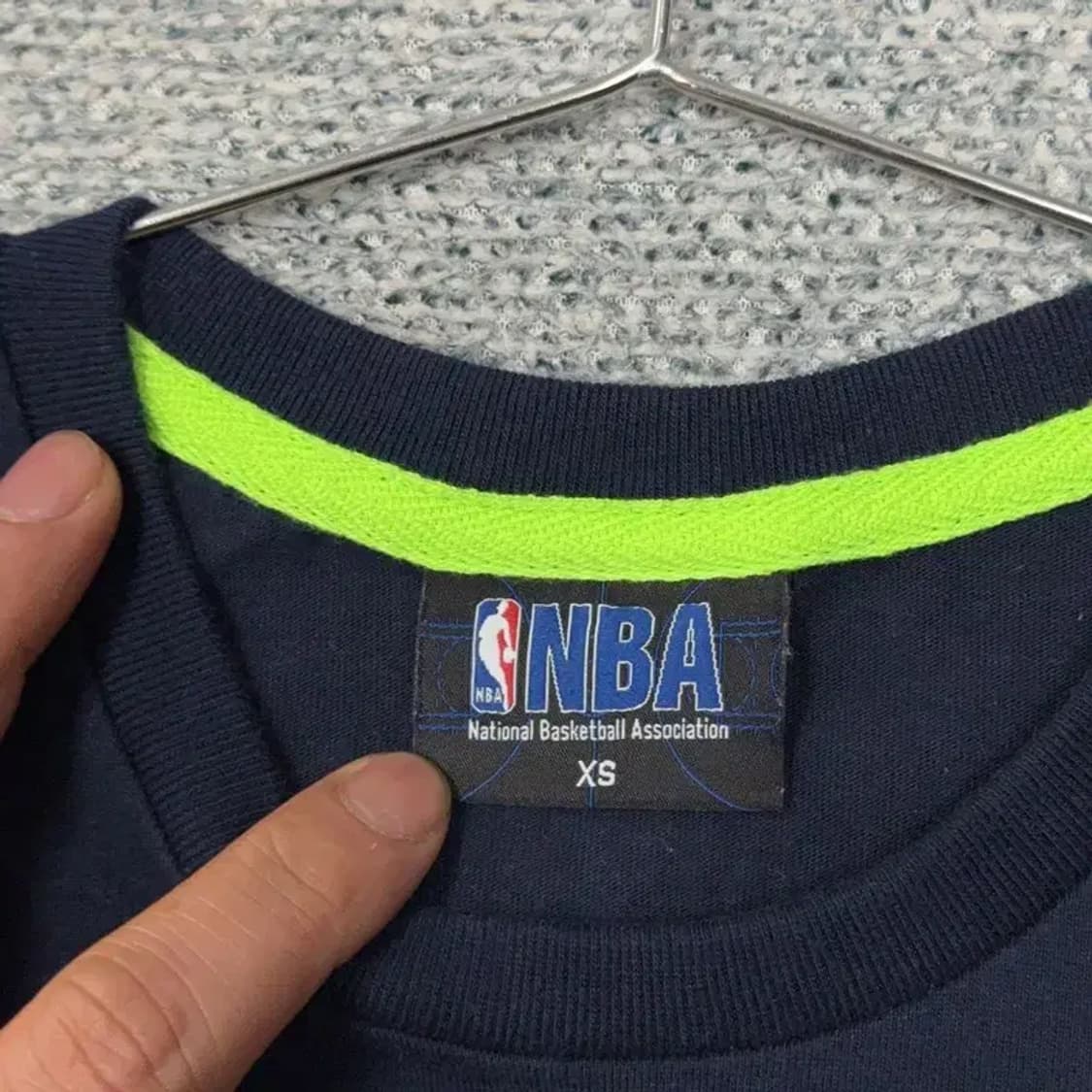 NBA 형광 로고 프린팅 네이비 반팔티 XS 상품이미지3