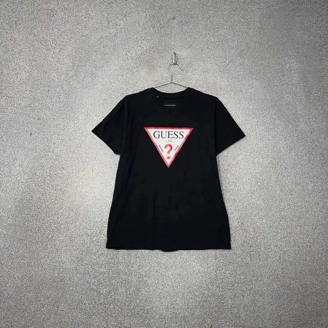 게스 삼각 프린팅 블랙 반팔 티 L 상품이미지1