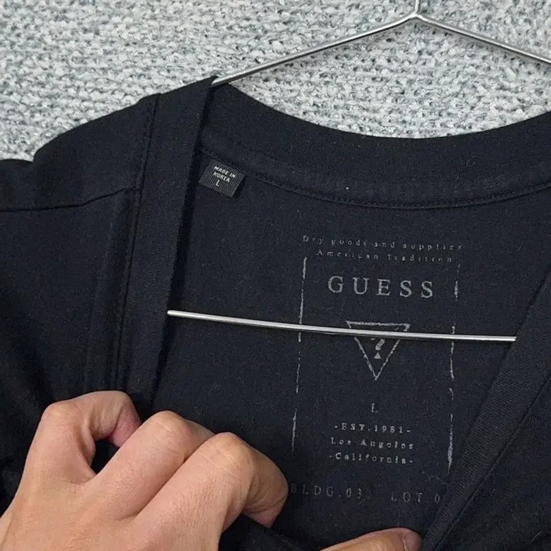 게스 삼각 프린팅 블랙 반팔 티 L 상품이미지3