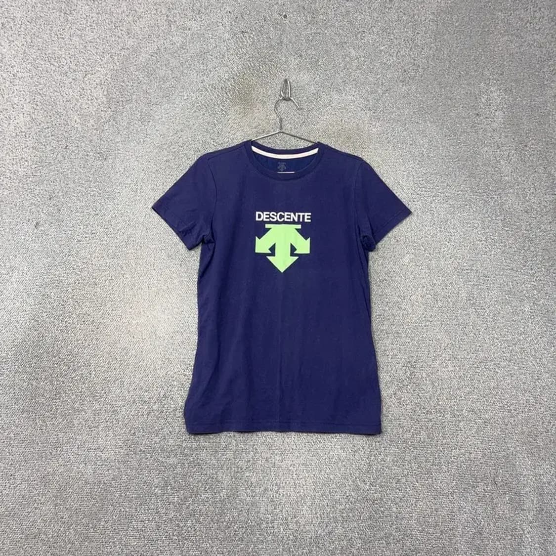 데상트 빅로고 프린팅 네이비 반팔 티 95 상품이미지1