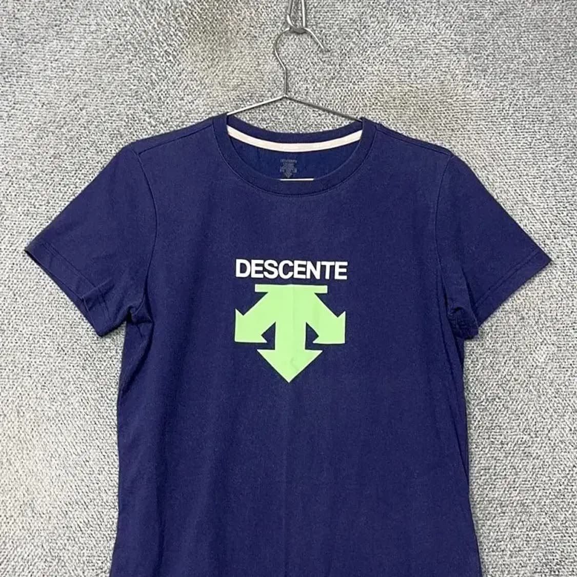 데상트 빅로고 프린팅 네이비 반팔 티 95 상품이미지3