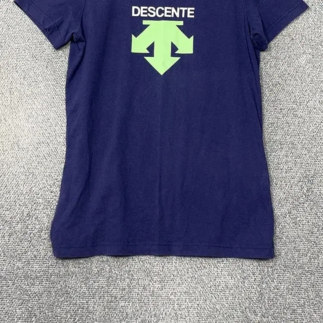 데상트 빅로고 프린팅 네이비 반팔 티 95 상품이미지4