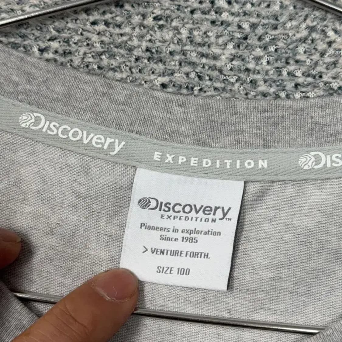 디스커버리 로고 프린팅 라이트 그레이 반팔 티 100 상품이미지3