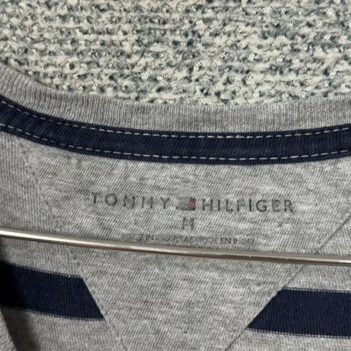 타미힐피거 스트라이프 라이트 그레이 로고 반팔 티 M 상품이미지3