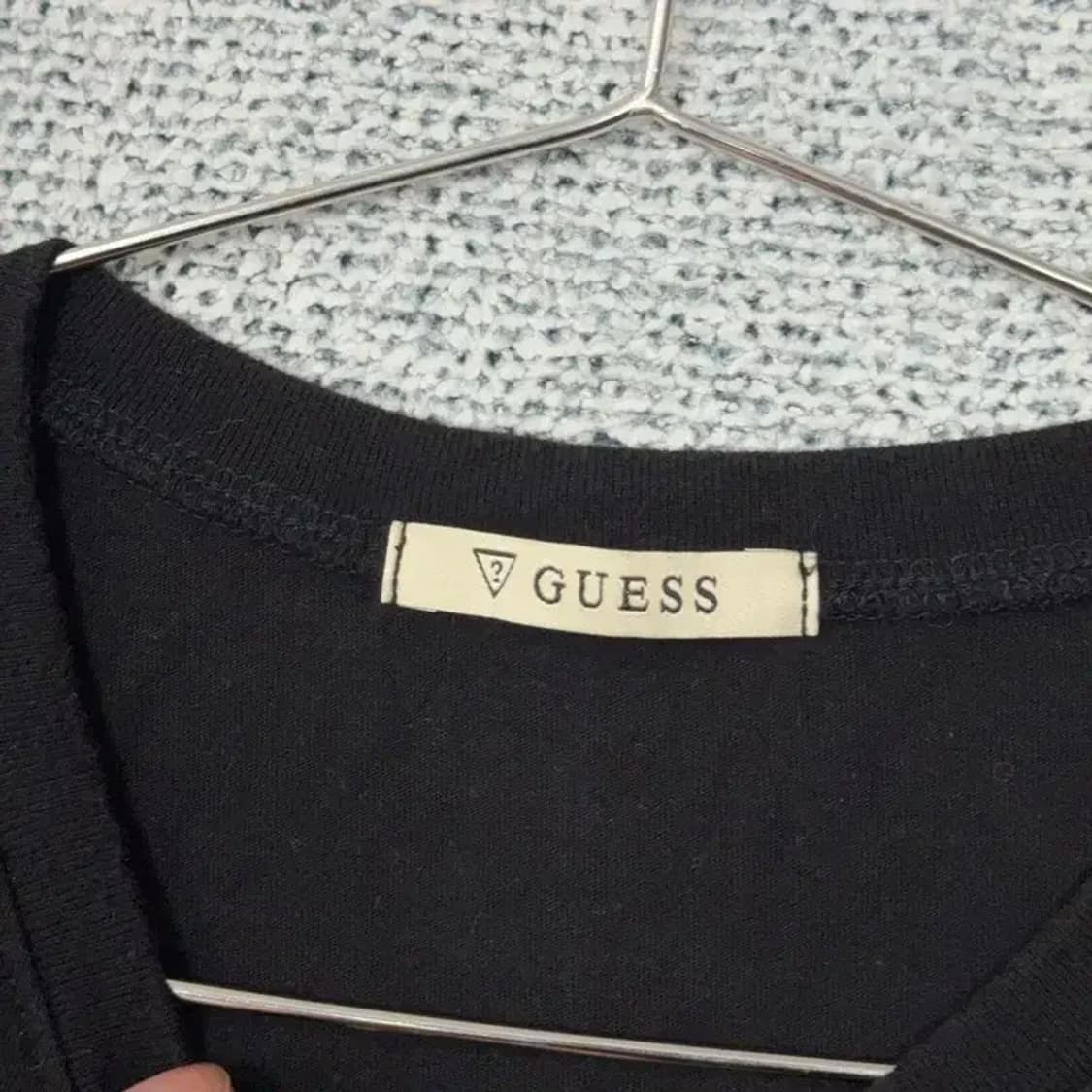 게스 프린팅 블랙 반팔 티 M 상품이미지3