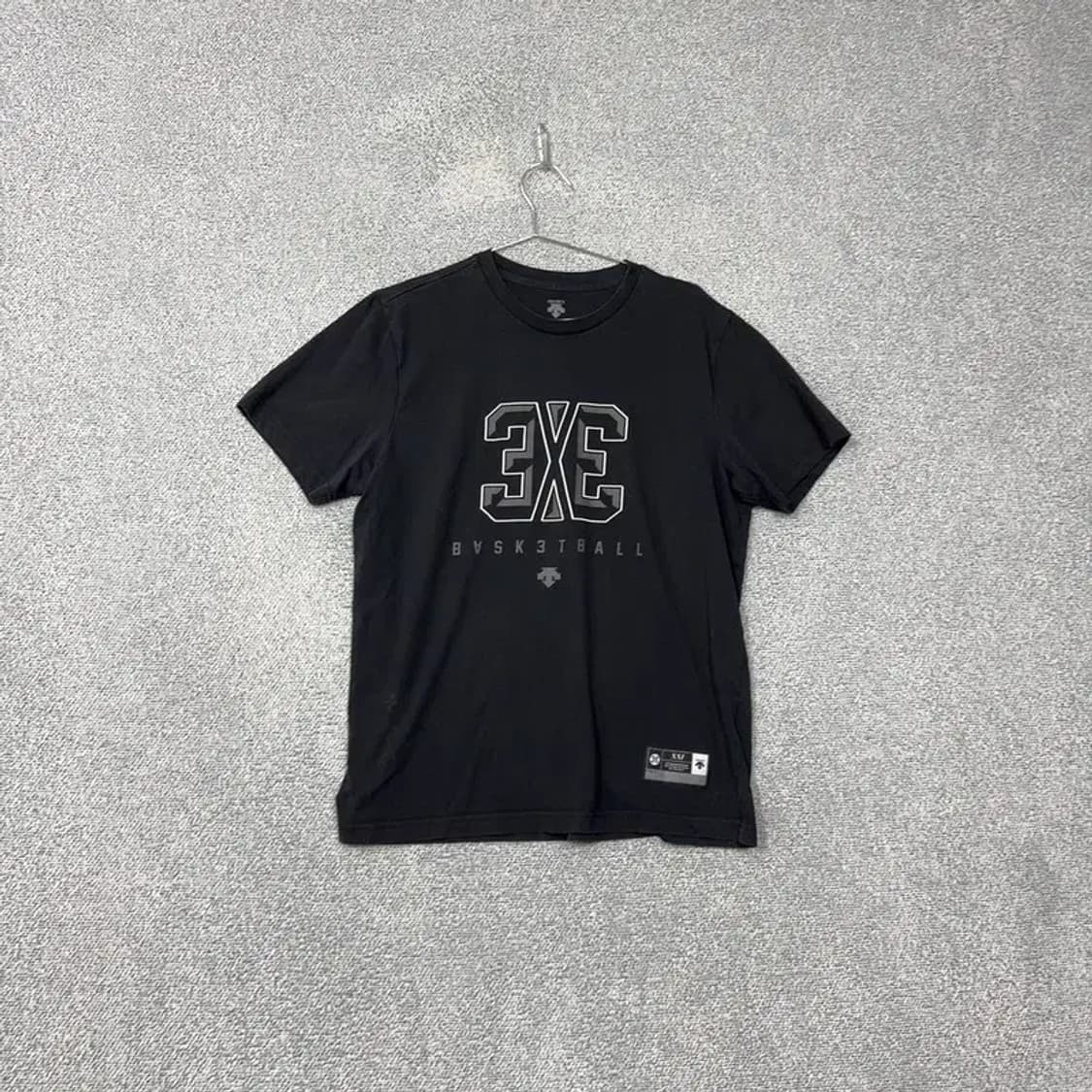 데상트 로고 프린팅 블랙 반팔 티 M 상품이미지1