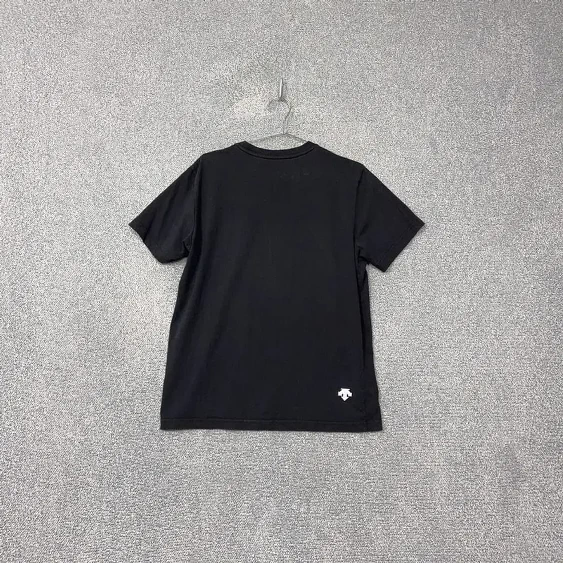 데상트 로고 프린팅 블랙 반팔 티 M 상품이미지2