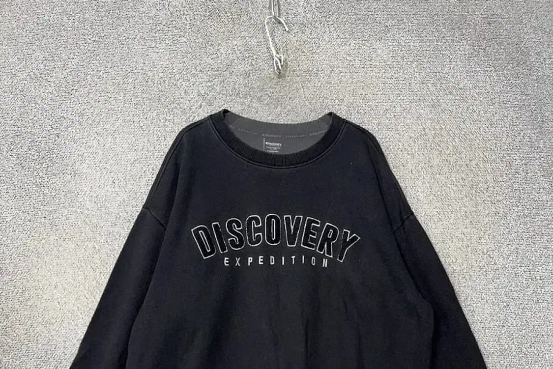 디스커버리 프린팅 블랙 맨투맨 105 상품이미지3