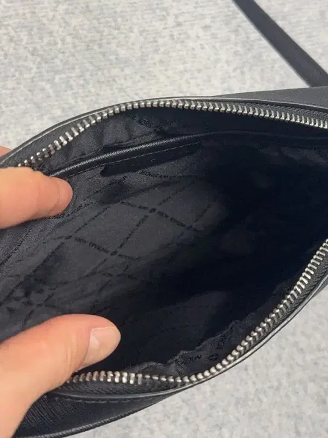 마이클 코어스 블랙 크로스 백 상품이미지3