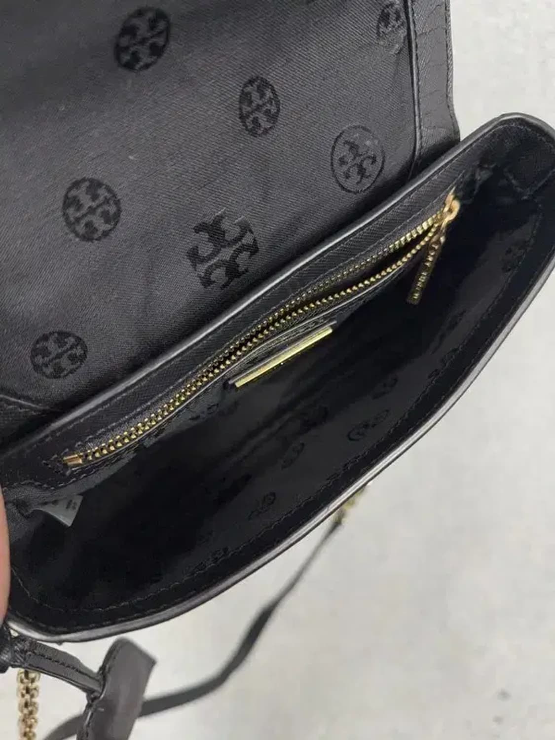 토리버치 블랙 금장 로고 크로스 백 상품이미지5
