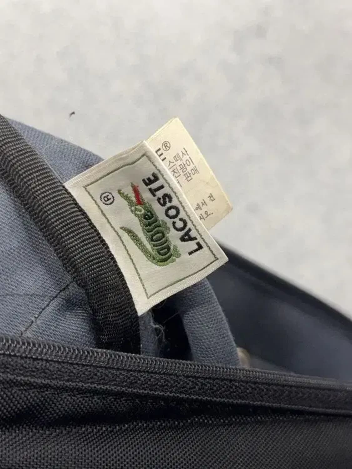 라코스테 서광 로고 빈티지 블랙 크로스 백 상품이미지4