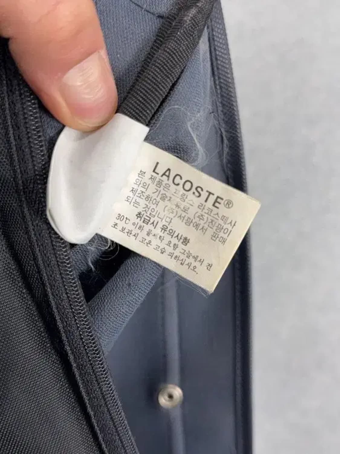 라코스테 서광 로고 빈티지 블랙 크로스 백 상품이미지5