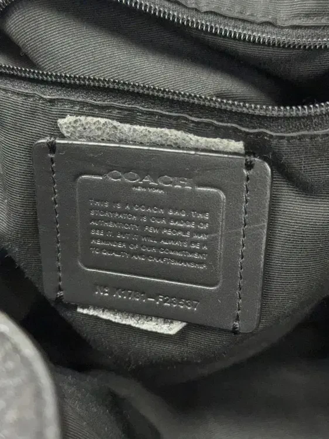 코치 블랙 금장 로고 가죽 숄더백 상품이미지3