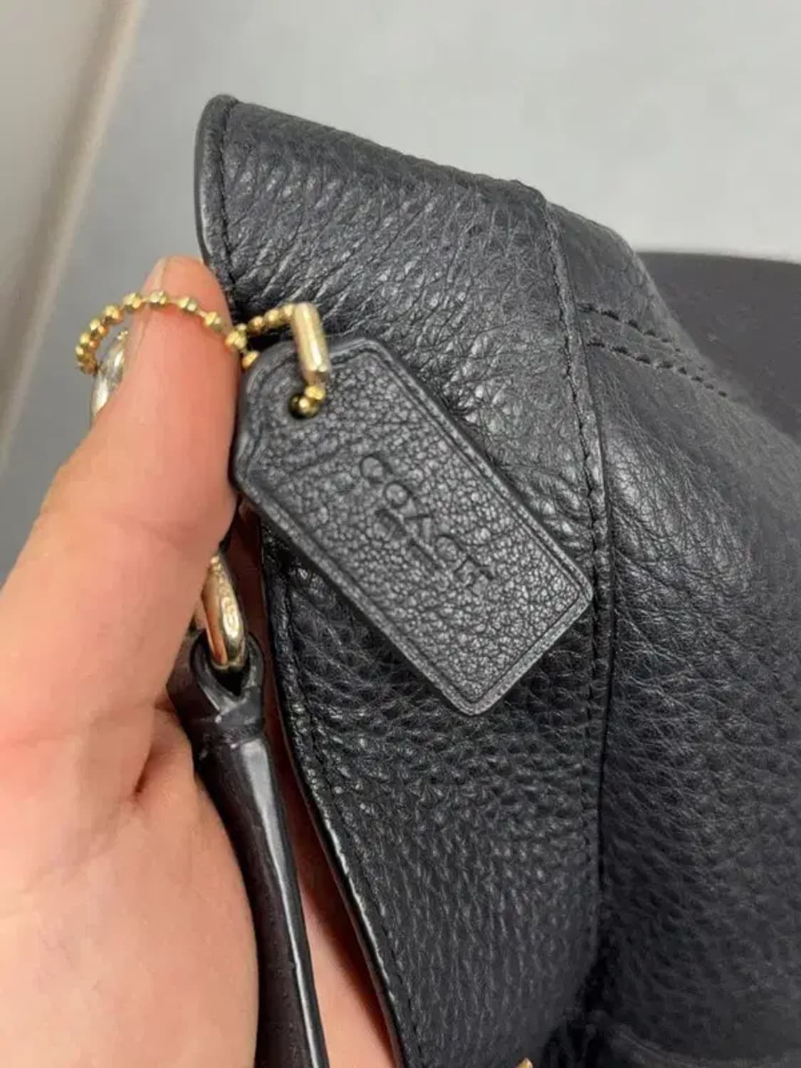 코치 블랙 금장 로고 가죽 숄더백 상품이미지5