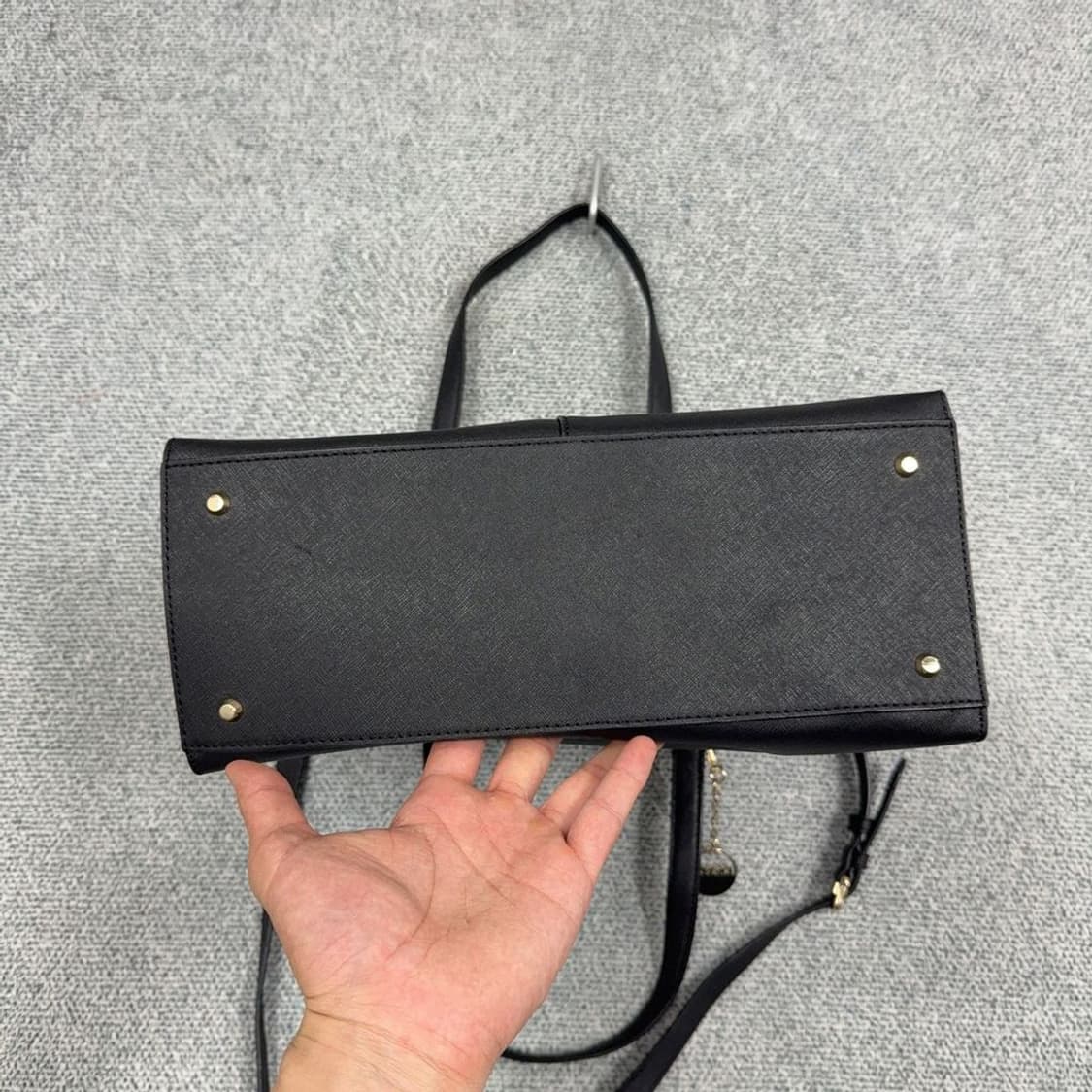 DKNY 블랙 금장 패치 로고 레더 토트백 상품이미지6