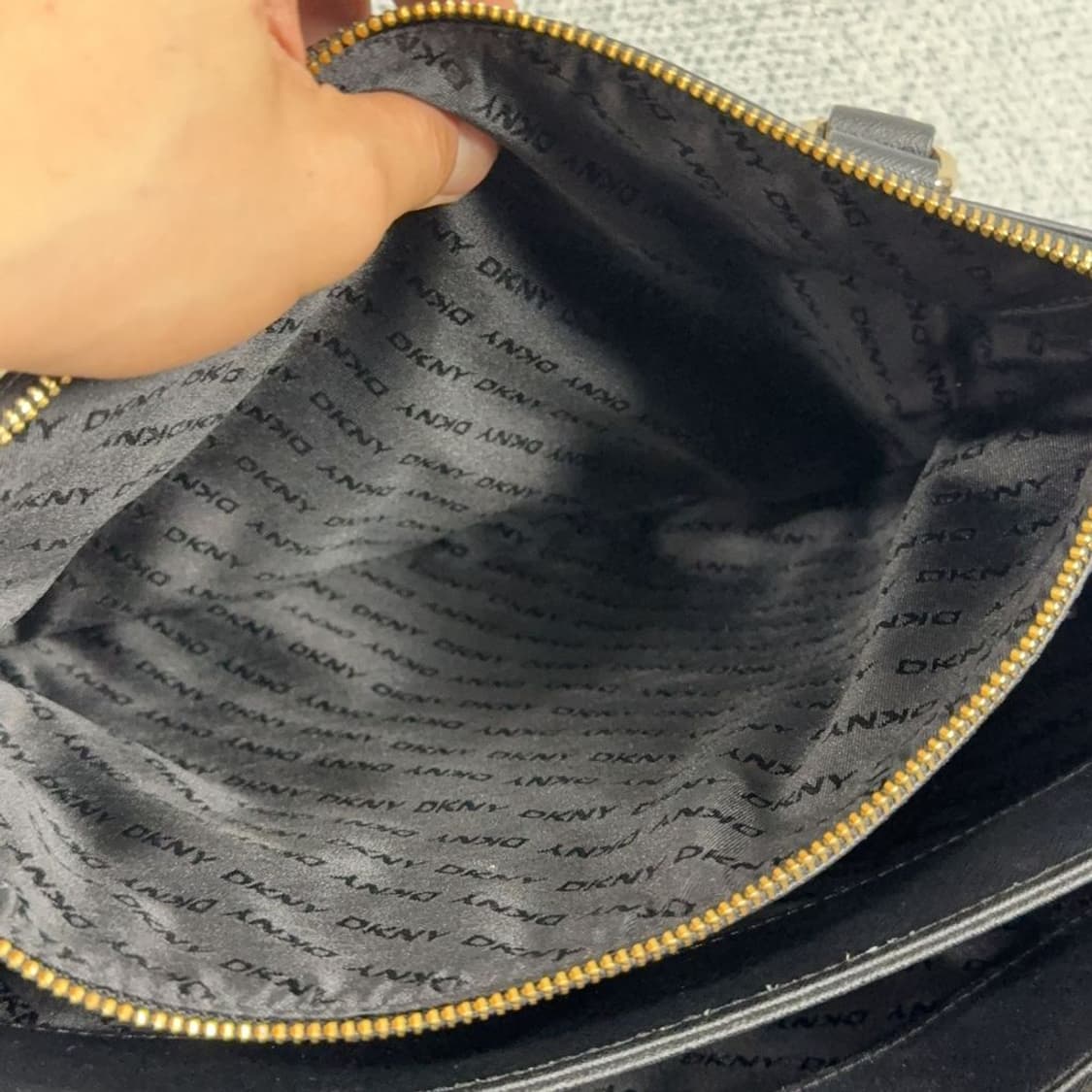 DKNY 블랙 금장 패치 로고 레더 토트백 상품이미지8
