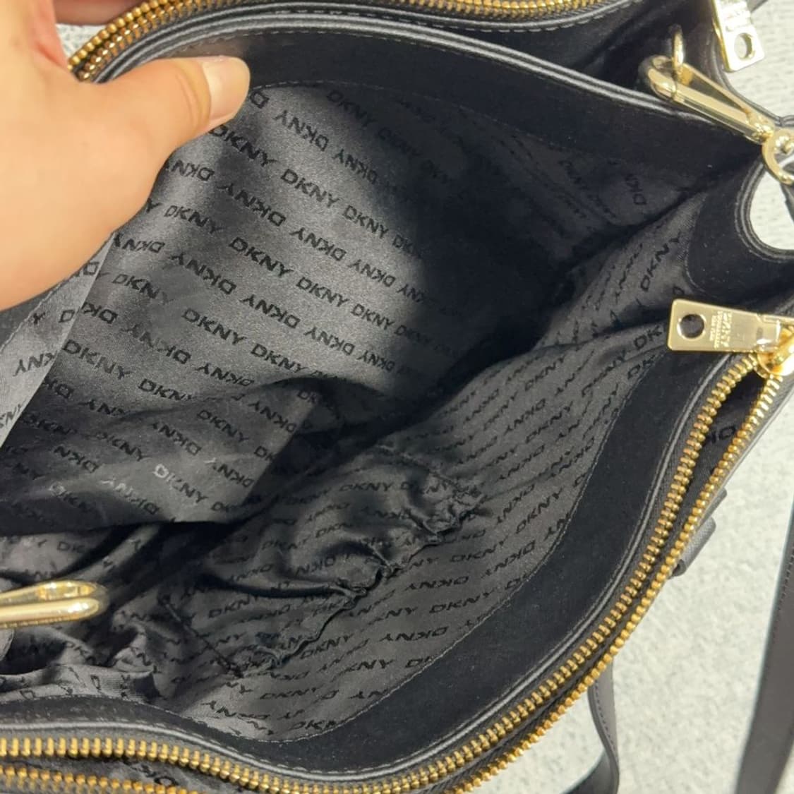 DKNY 블랙 금장 패치 로고 레더 토트백 상품이미지9