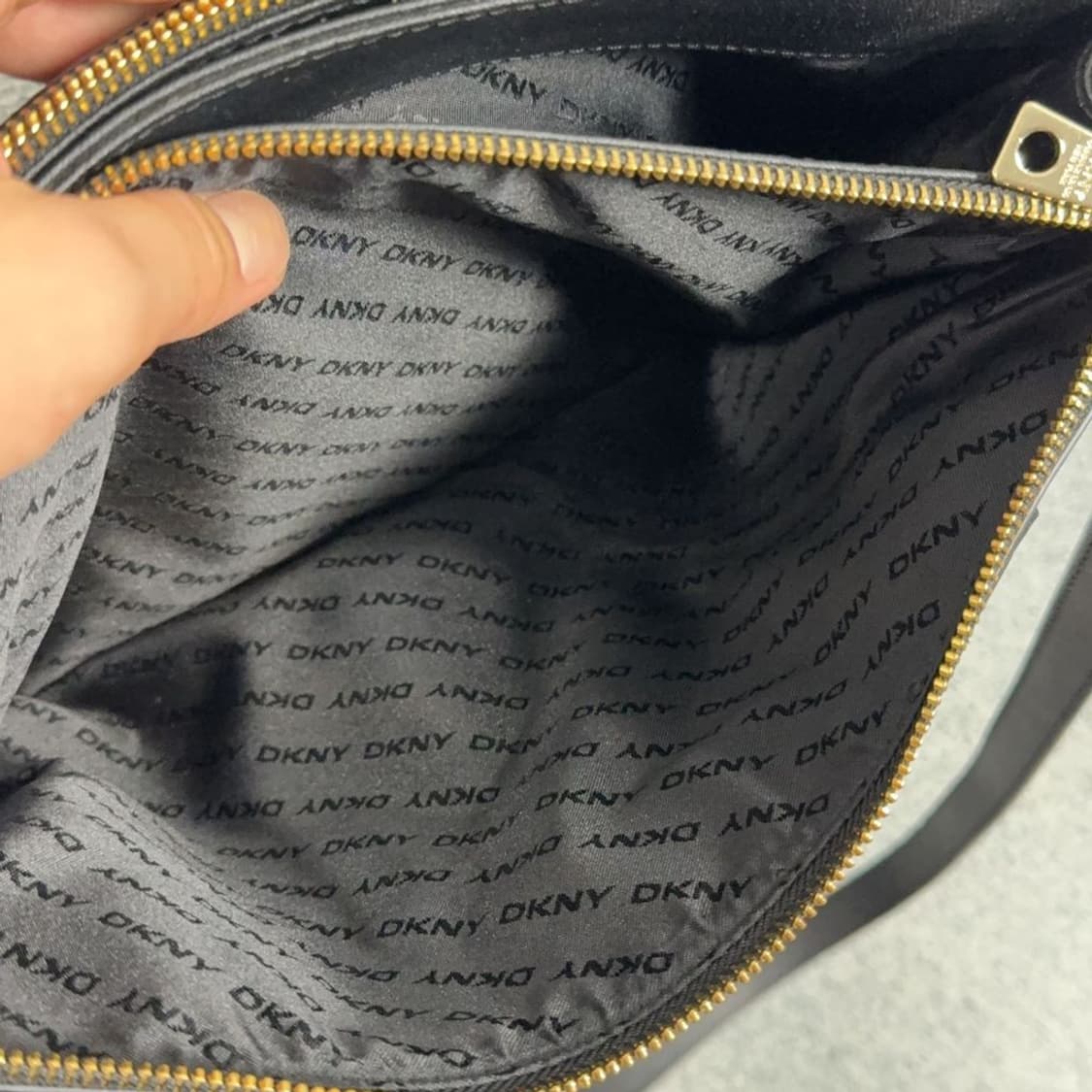 DKNY 블랙 금장 패치 로고 레더 토트백 상품이미지10