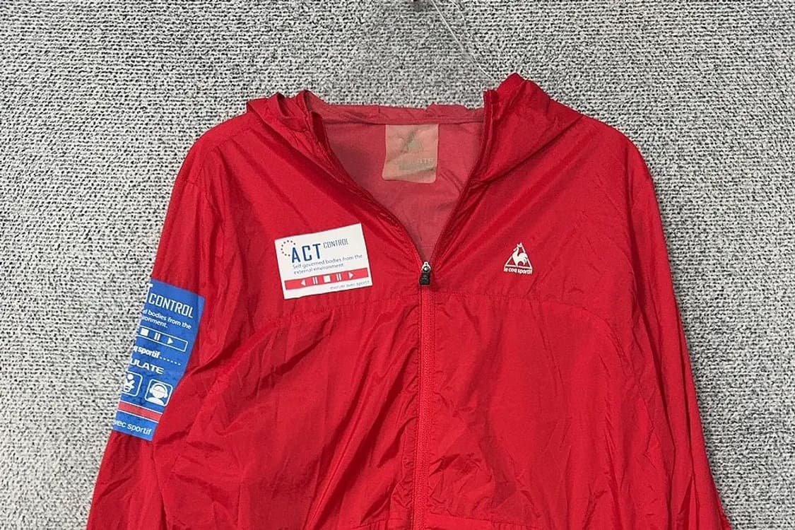 르꼬끄 스포츠 레드 로고 프린팅 후드 바람막이 90(M) 상품이미지3