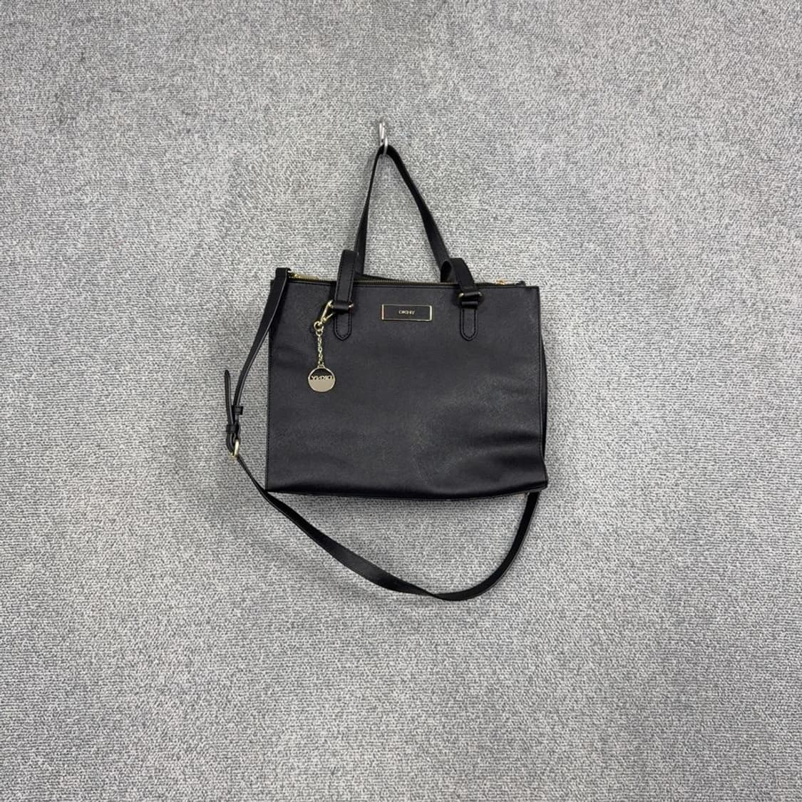 DKNY 블랙 금장 패치 로고 레더 토트백 상품이미지1
