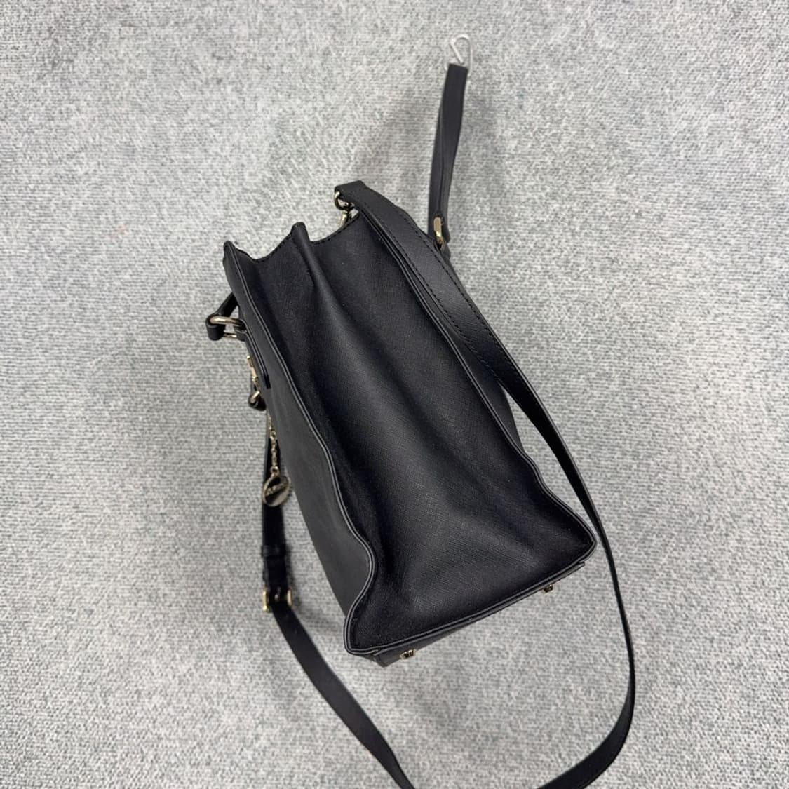 DKNY 블랙 금장 패치 로고 레더 토트백 상품이미지2