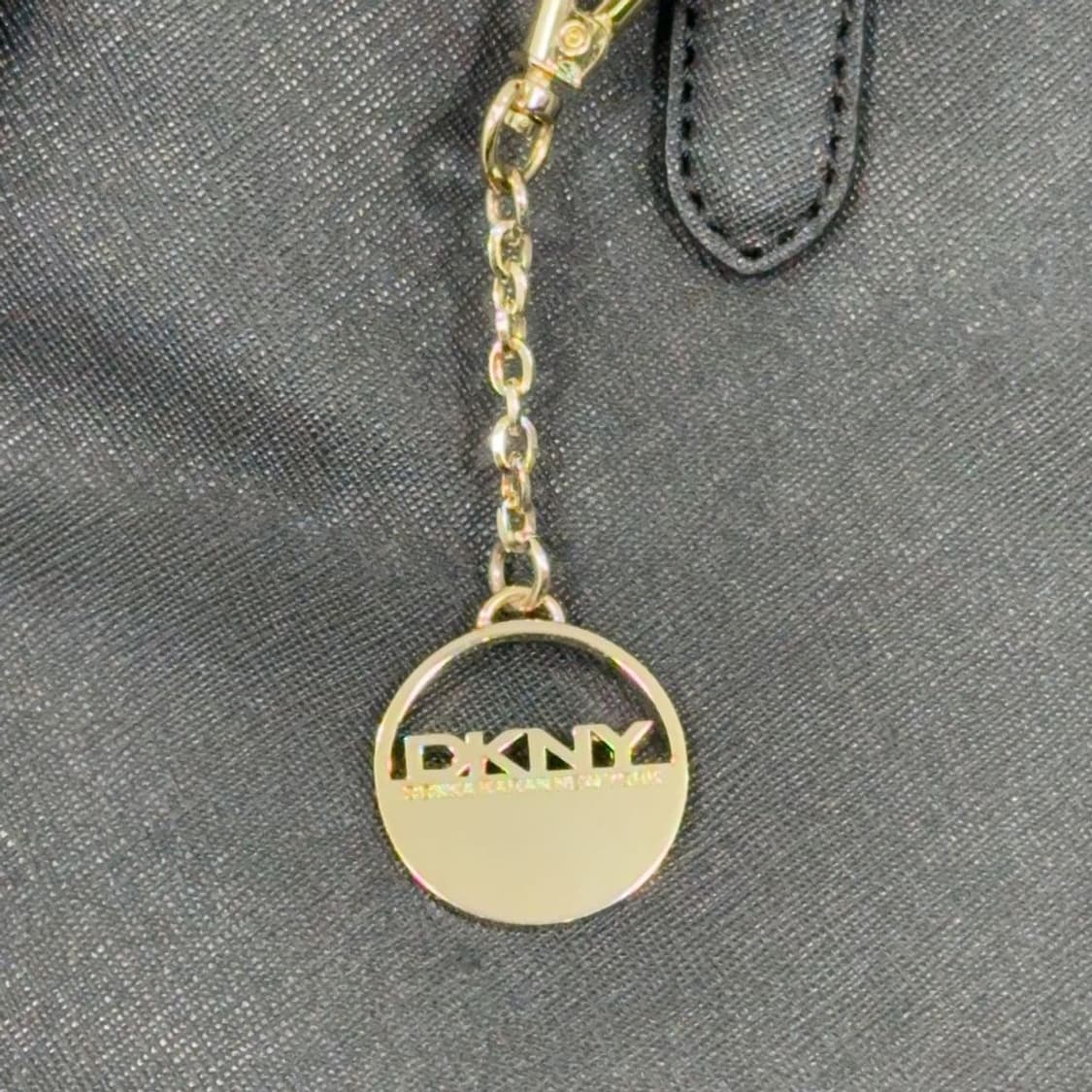 DKNY 블랙 금장 패치 로고 레더 토트백 상품이미지3