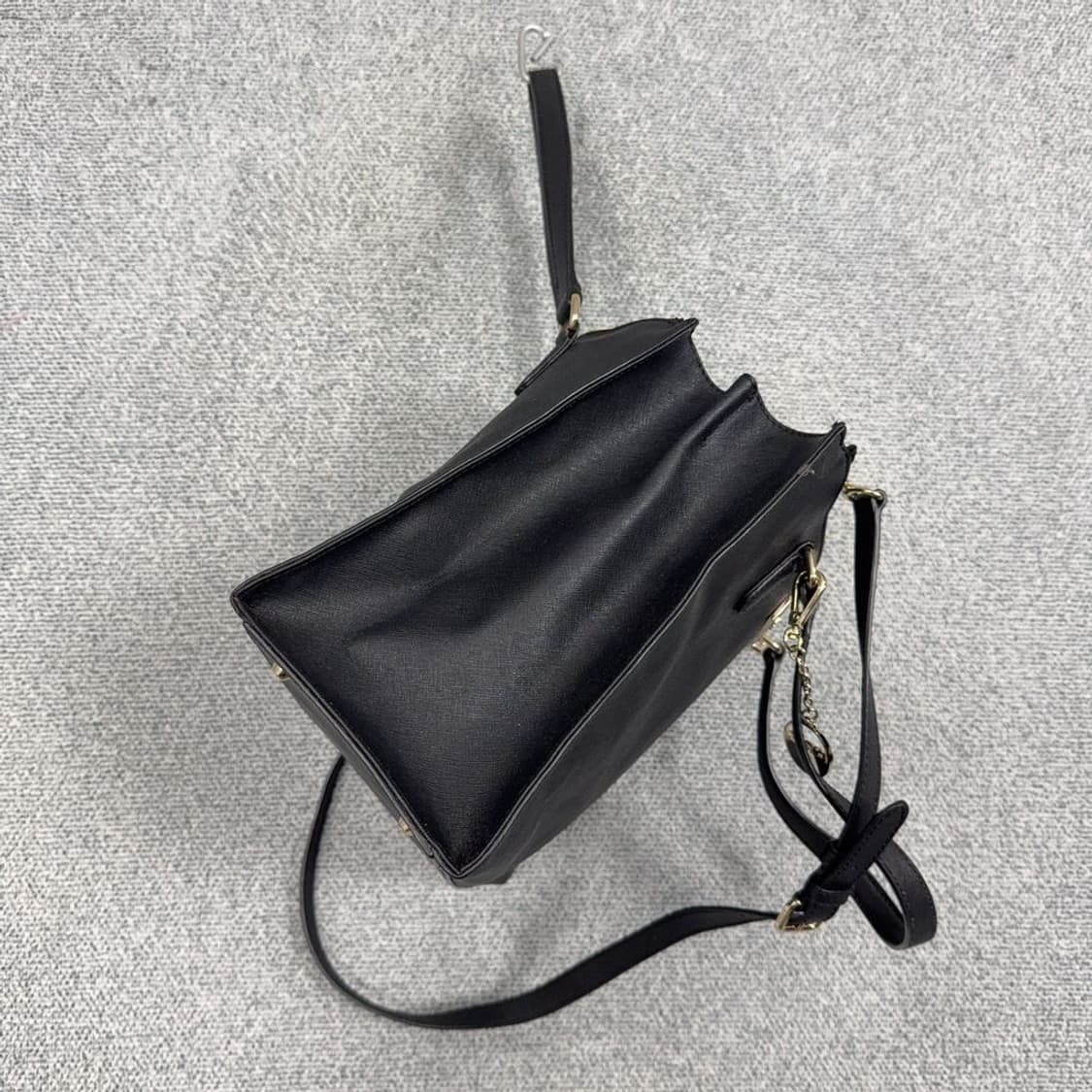 DKNY 블랙 금장 패치 로고 레더 토트백 상품이미지4