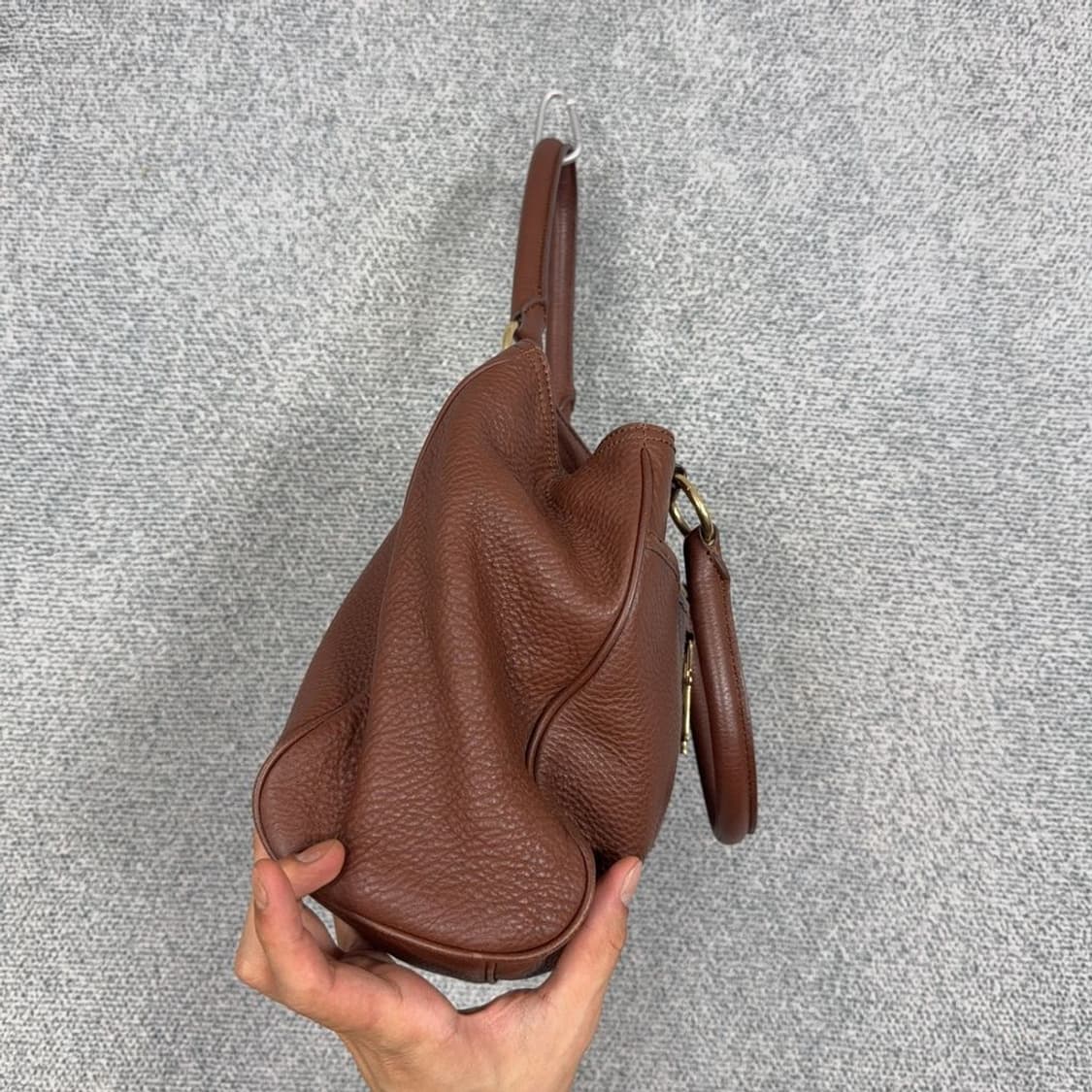 타미힐피거 브라운 금장 자수 로고 레더 토트백 상품이미지2