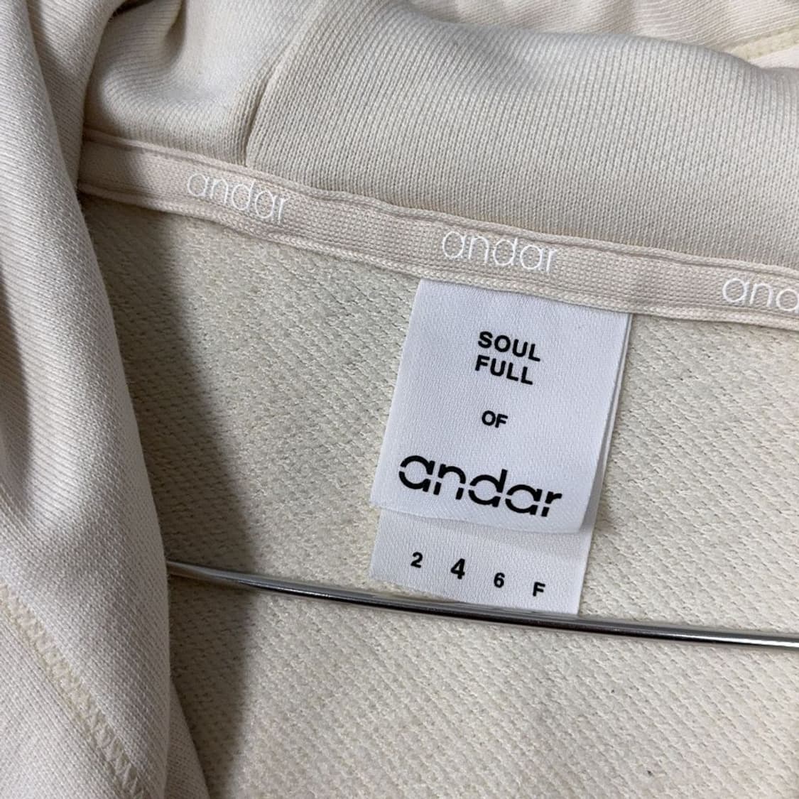 안다르 크림 로고 스웻 후드티 F 상품이미지3