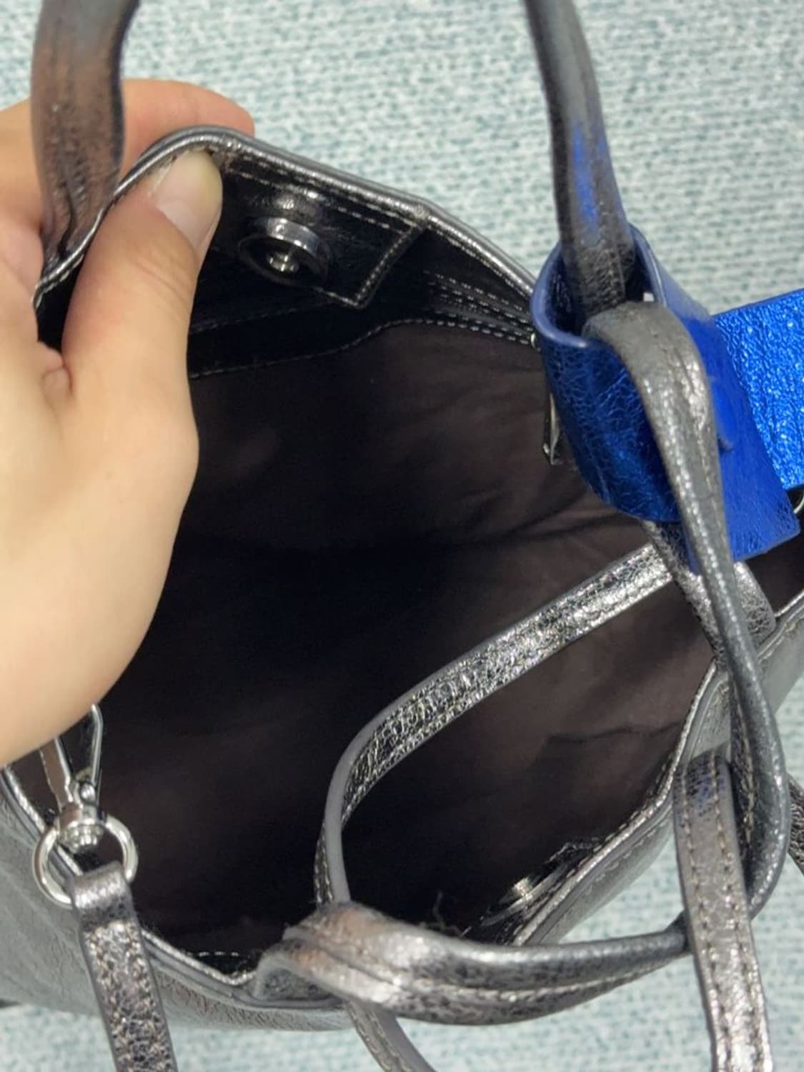 질스튜어트 유광 실버 토트백 상품이미지4