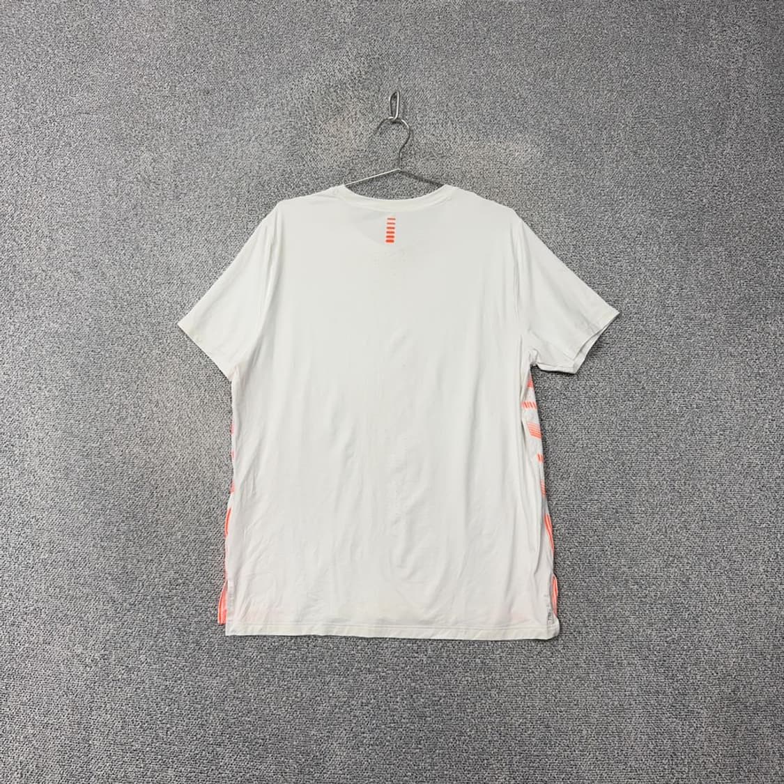 언더아머 화이트 로고 기능성 반팔 티 XL/TG/EG 상품이미지2