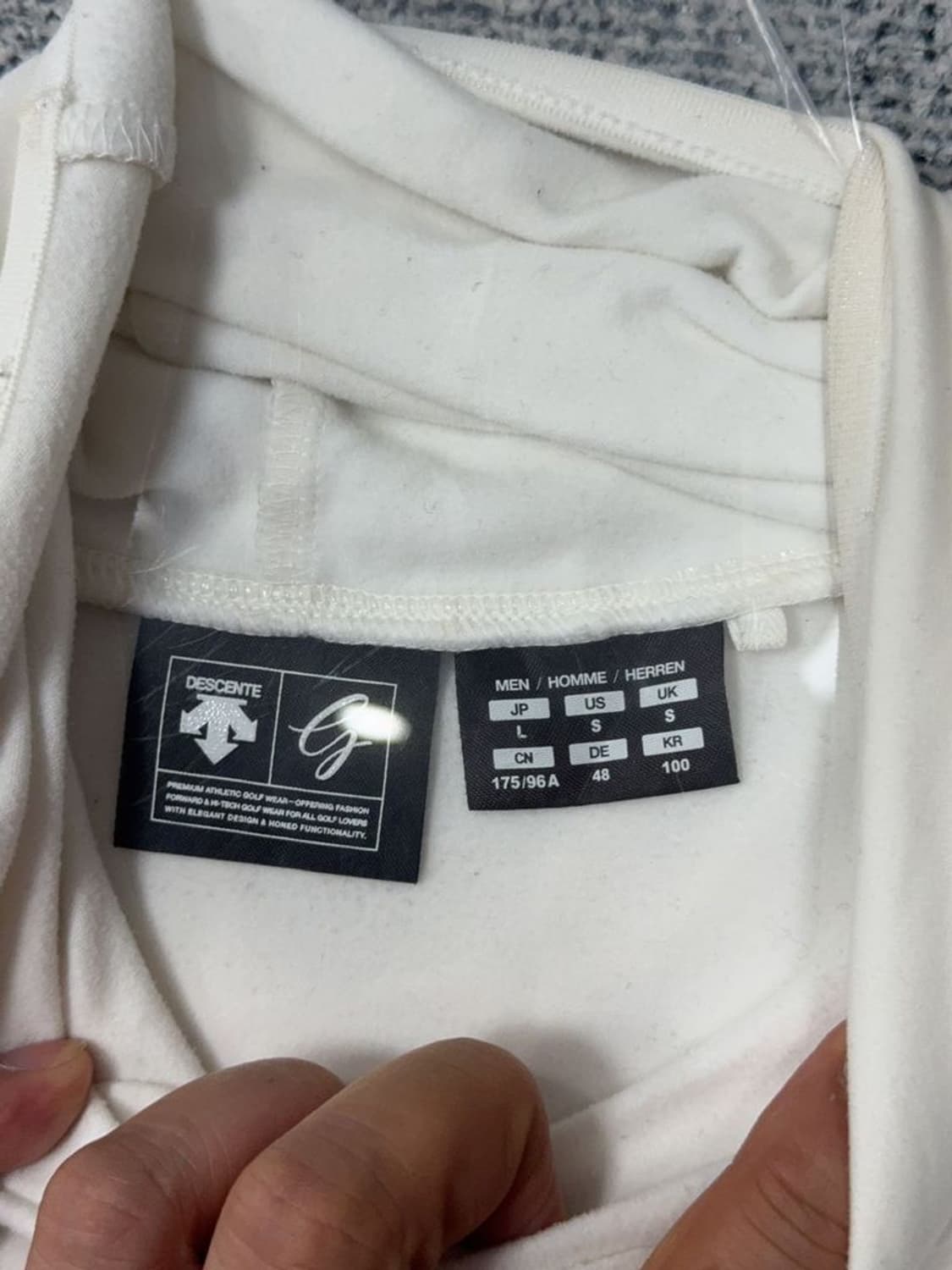 데상트 라이트 그레이 로고 기능성 폴라 긴팔티 S 상품이미지8