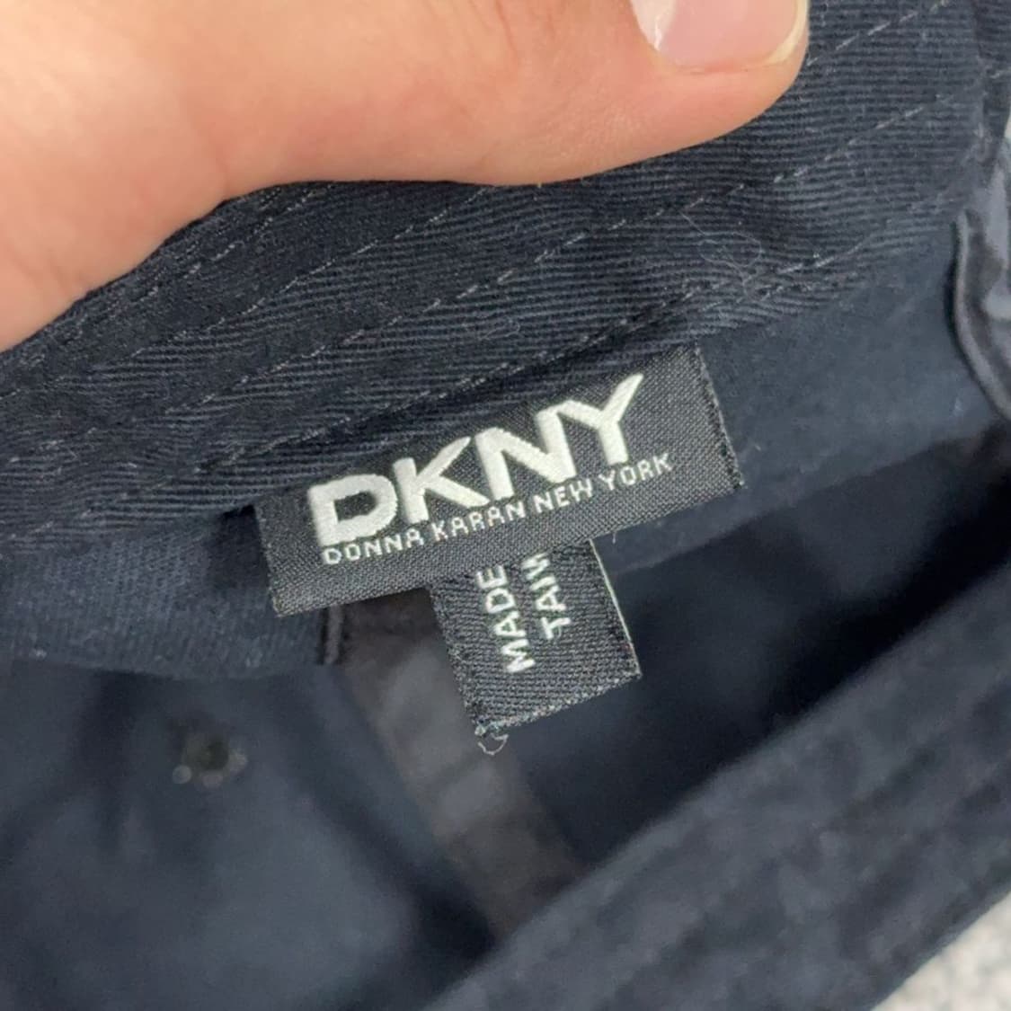 DKNY 네이비 자수 로고 볼캡 상품이미지6